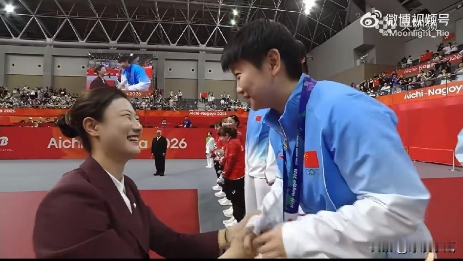 热闹得像过年！全都乐得合不拢嘴！女团六连冠，队员们穿着领奖服，清爽靓丽；丁宁来给