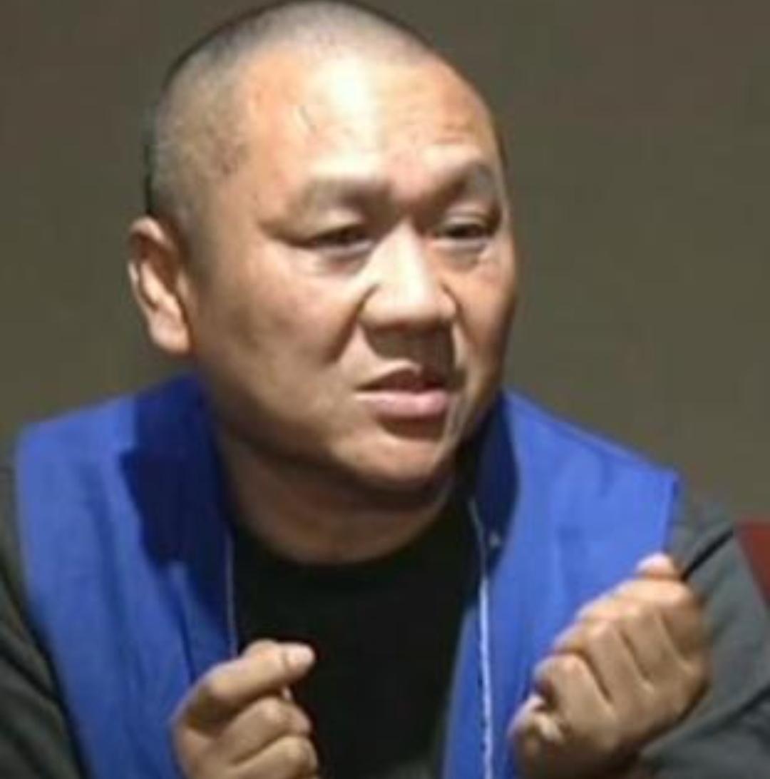 他的第一桶金充满罪恶！谁能想到，一名持枪抢劫银行的重案逃犯，潜逃16年，摇身