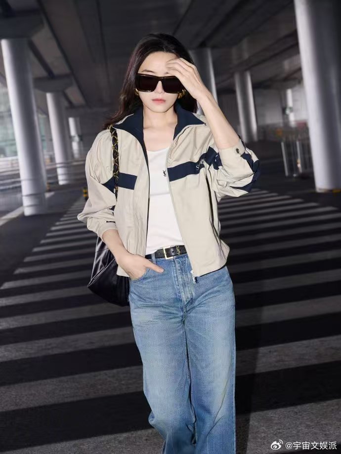 宋佳还没到巴黎就开始走秀了哇哦！宋佳刚出发就自带走秀BGM，姐到之处皆是秀场，