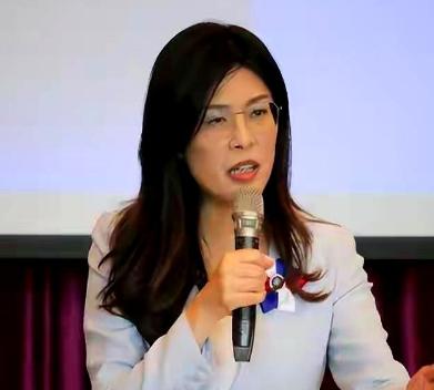 郑丽文把一个刚坐过牢的人，请回来当“首席战略官”。就这一个操作，后面的剧情根