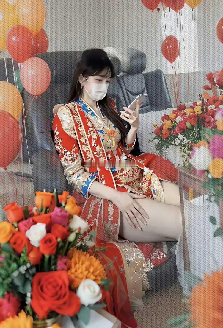 有网友吐槽，很多女孩子外面谈着恋爱，过年回家去相亲，过了初八回来上班继续同居。