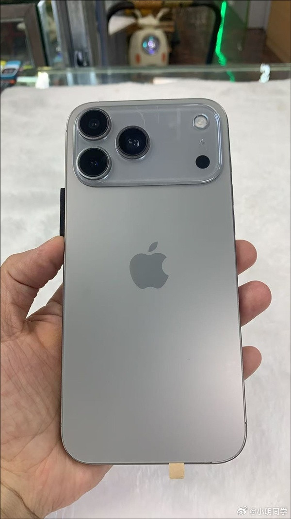 距离苹果秋季发布会还有一个月，iPhone17尚未正式亮相，但山寨厂商却已经抢