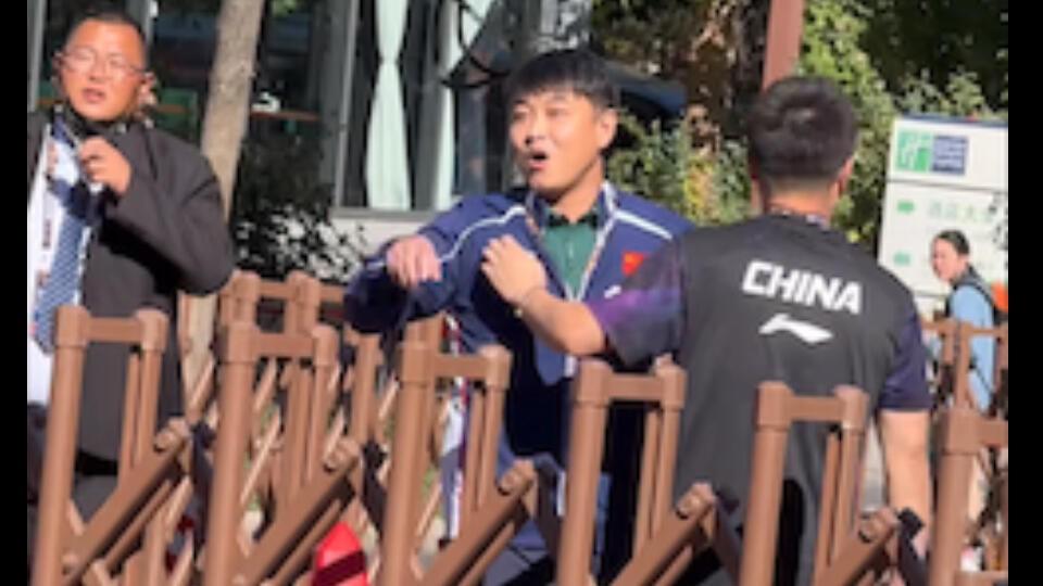 围堵王皓高喊“林诗栋上一单”，真的是王楚钦粉丝吗？10月6日，WTT中国大满