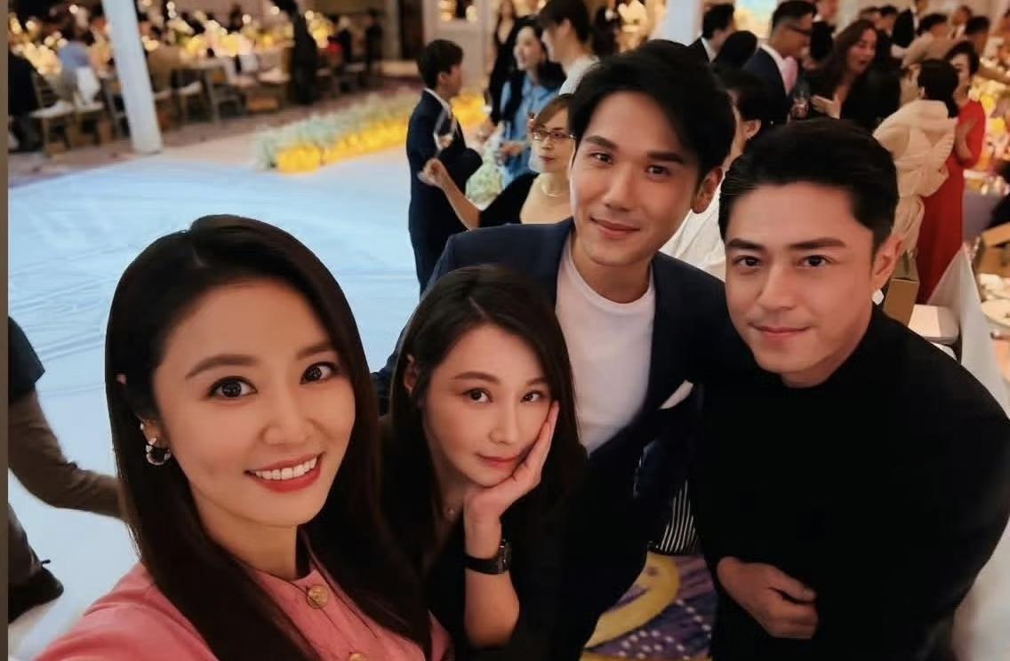 林心如和霍建华夫妇今日参加许玮宁和邱泽在台北举行的婚礼，林心如和许玮宁是多年闺蜜