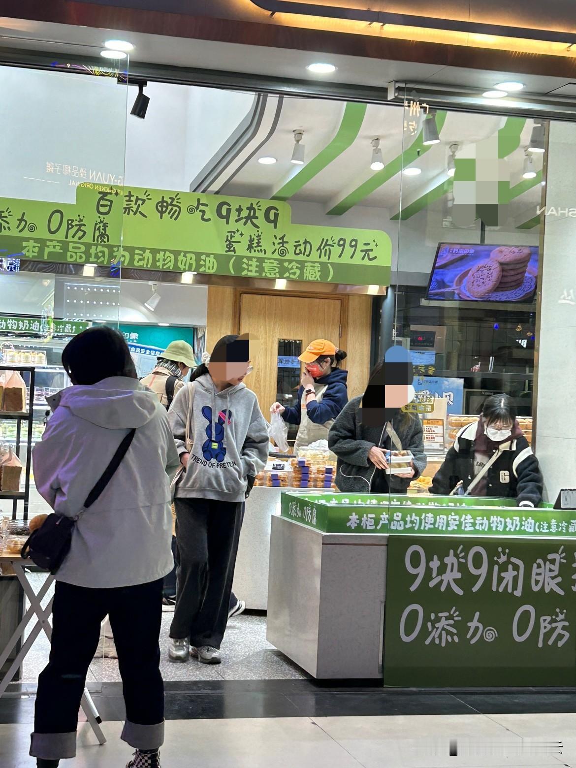 每一次经过这一家面包店都会发现，喜欢买面包吃的似乎大部分都是女性啊！你会