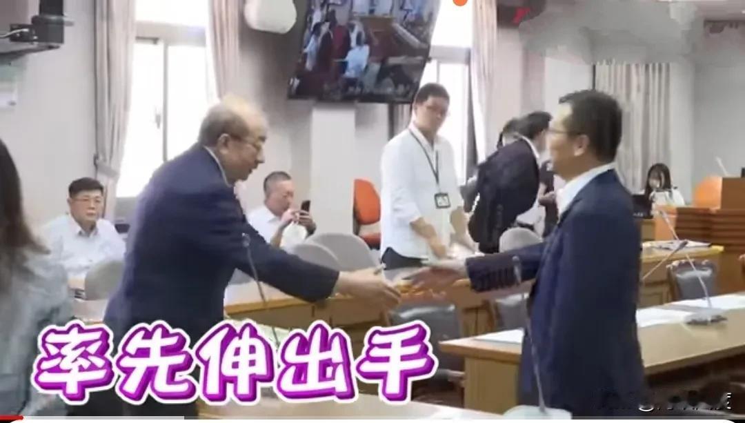 大罢免南“柯”一梦，梦醒反被连署逼宫，罗智强握手替柯抱屈，柯建铭笑了无人问津。罗