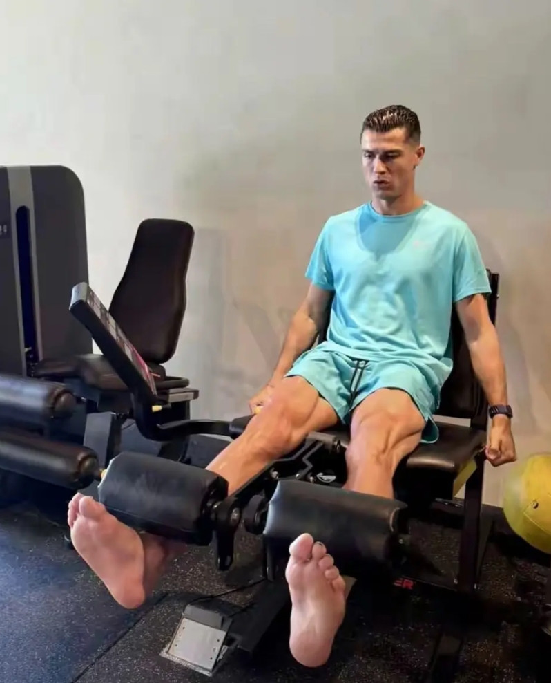 内马尔肯定不明白！为什么自己比C罗年轻那么多，而且天赋技巧应该更好，偏偏现在连