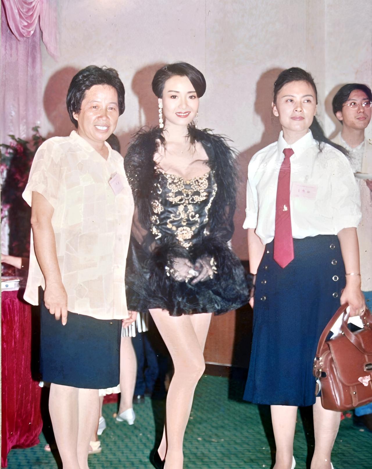 1995年，有幸和香港影星在一起留影，认识她的人年龄都不小了，应都快退休了。