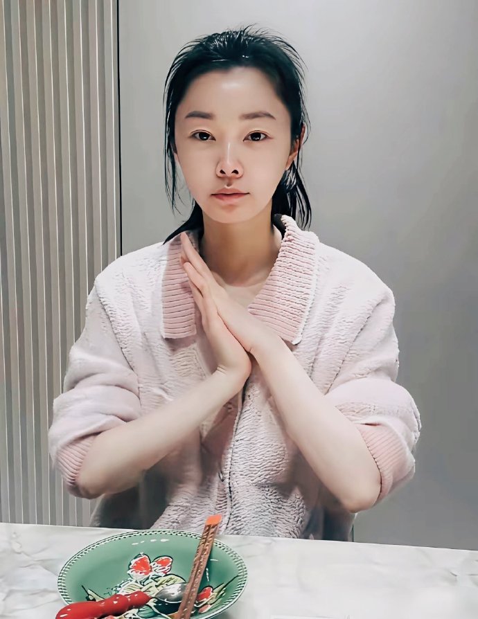 宋轶素颜照火了，网友吵翻天，鼻子成焦点。​​​​