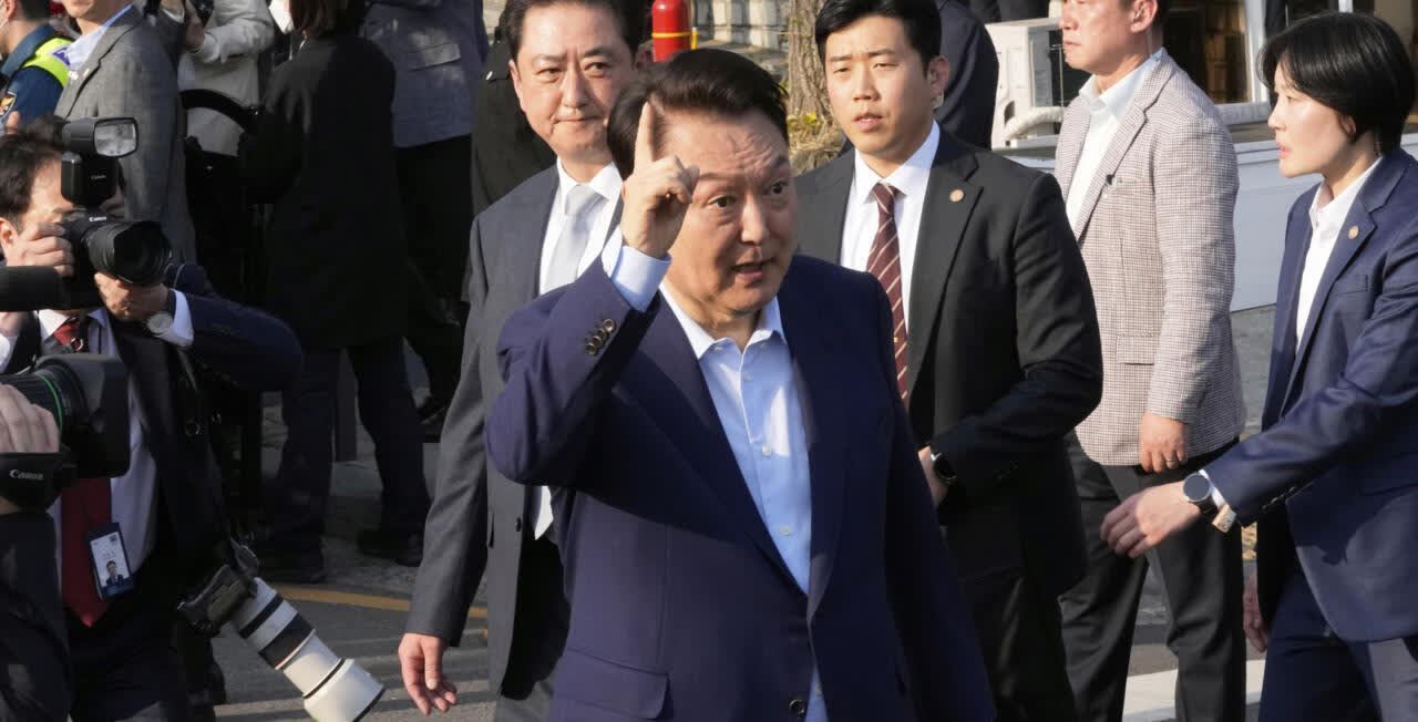 尹锡悦又出庭了，这是第三次。跟前两次排场不同，这次车不让直接进地下车库，得从