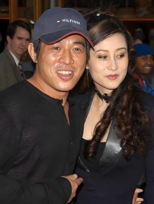 1996年，李连杰慌忙地冲进向华强的办公室，对他说：“强哥，借我1200w，我现