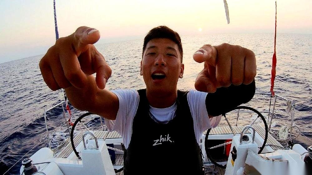 前天晚上聚餐，老李把手机往桌上一丢，抓起一根烤串：“下周的汇报搞定了。”我扫了