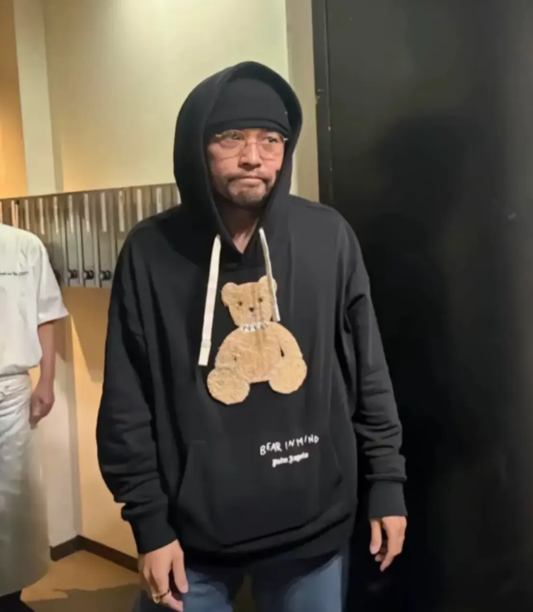 周杰伦现长居墨尔本，因当地辨识度低可自在生活。而他在大陆因影响力过巨，外出常被合