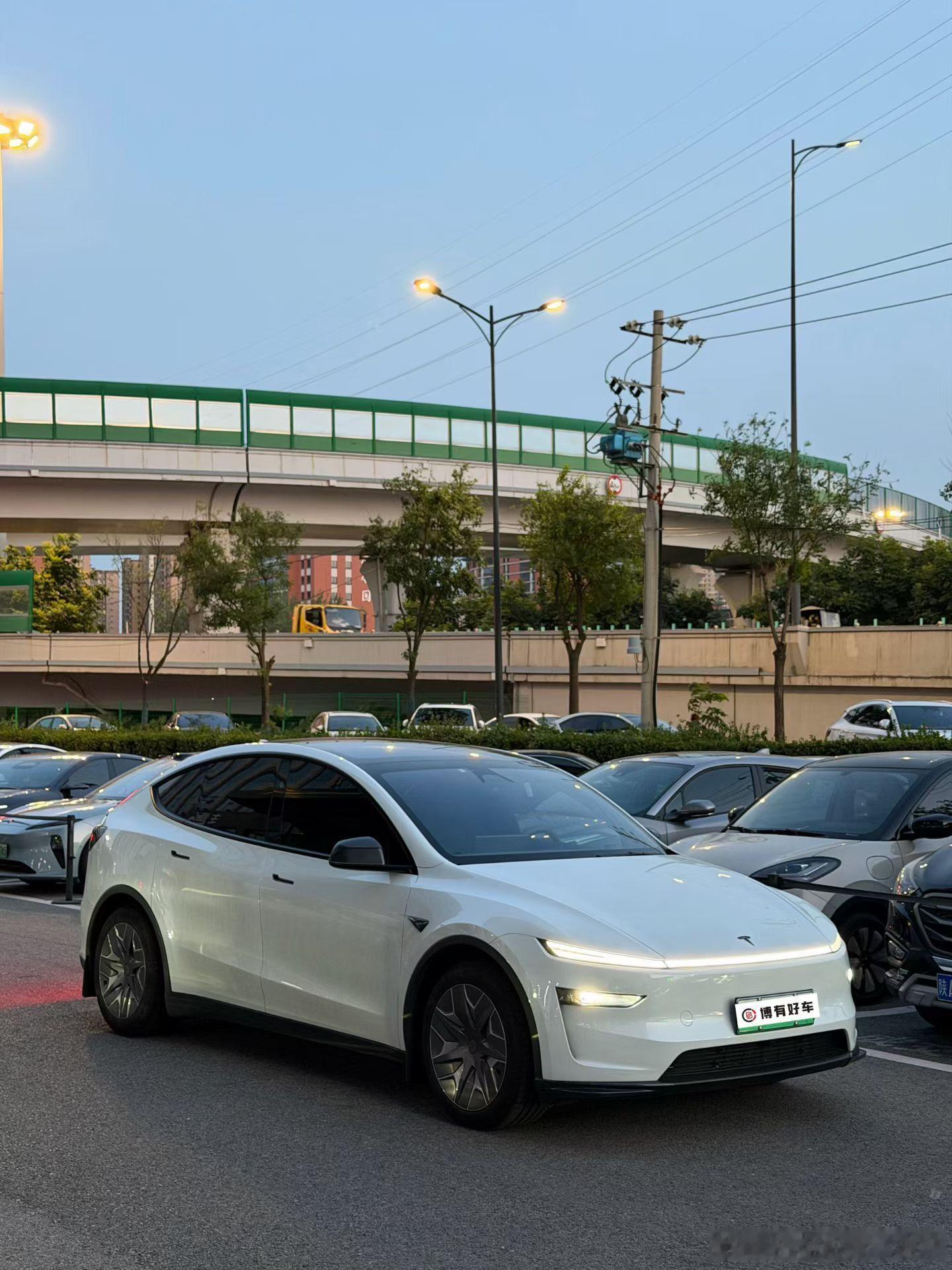 最新车源：特斯拉ModelYL加长六座原版原漆带车衣10000km准新车