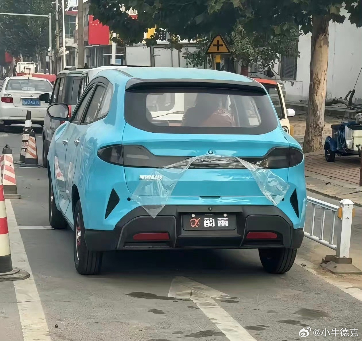 这件事儿从头到尾都透着一股荒诞感。简单捋一下啊。老头乐公司呢，老早之前就已经生产