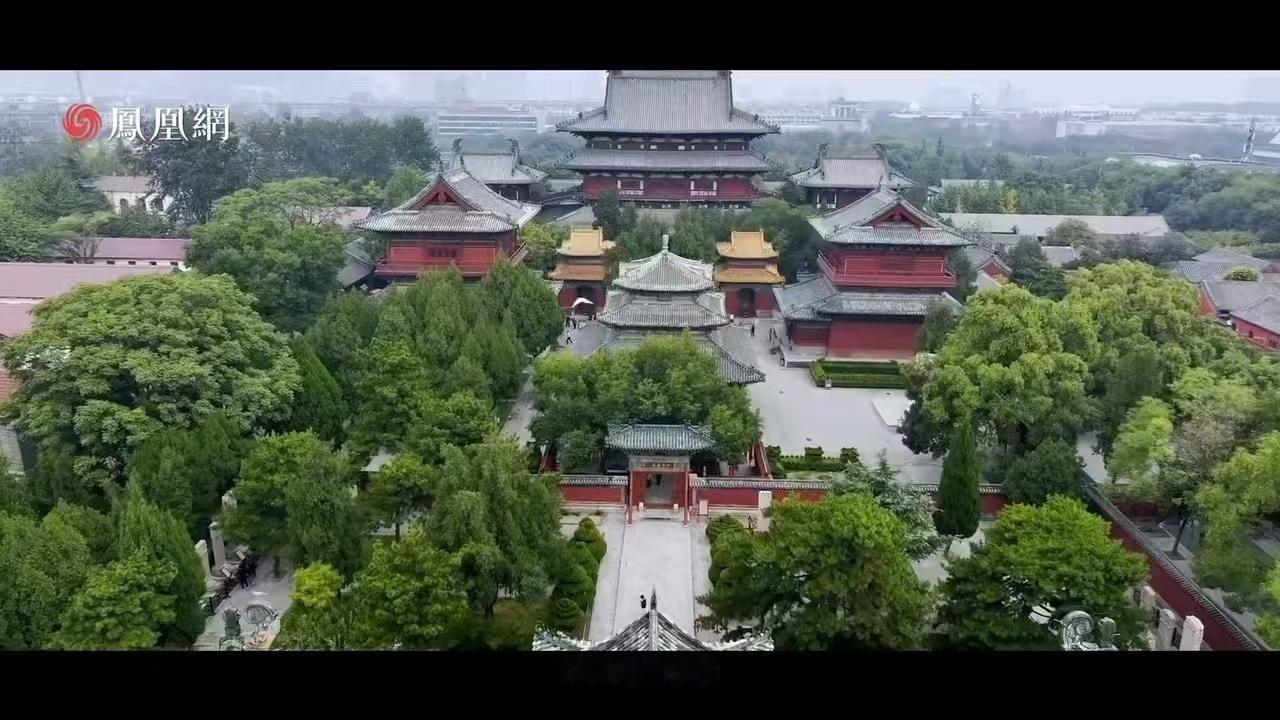 石家庄夜市近千摊位场面震撼石家庄夜市一亮相，近千摊位超壮观。各类摊位琳琅满目，逛