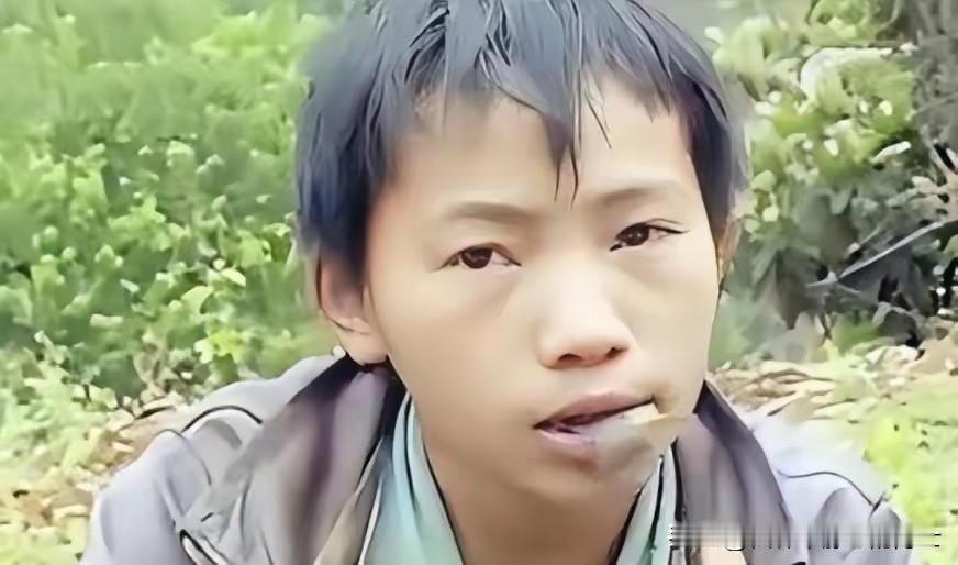 广西隆林的大山里，6岁男孩杨六斤遭遇了人生最沉重的打击。父亲因病离世，母亲带着弟