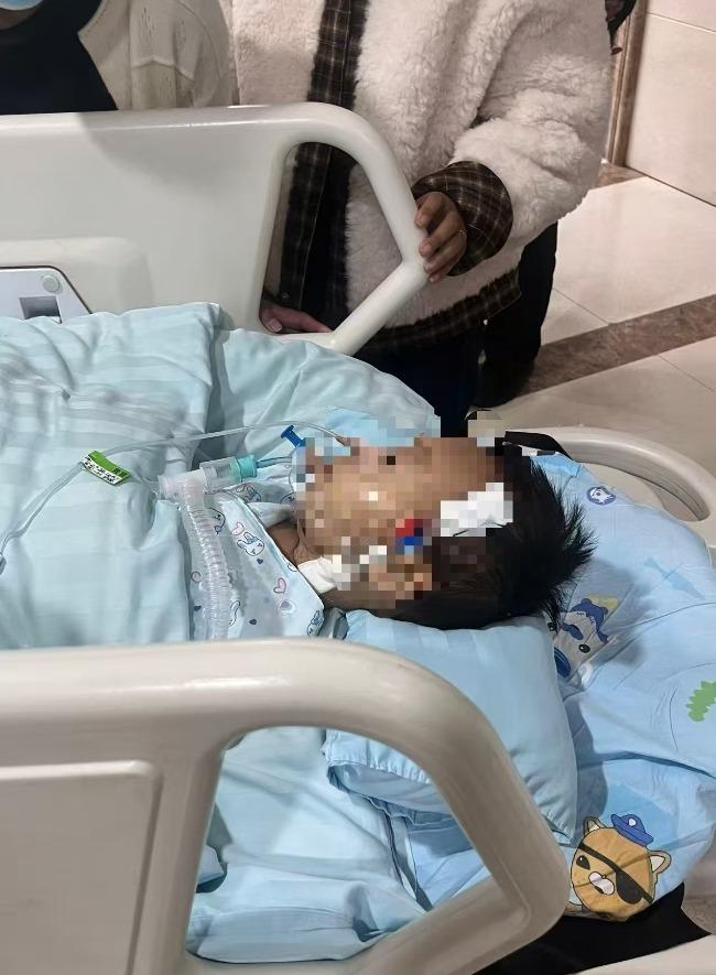 太揪心了！2月27日21时42分，安徽大皖新闻消息，贵州毕节1岁8个月男童小言