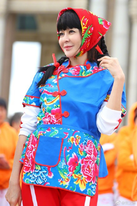 女神变"村姑"! 关之琳花上衣红头巾变"翠花"