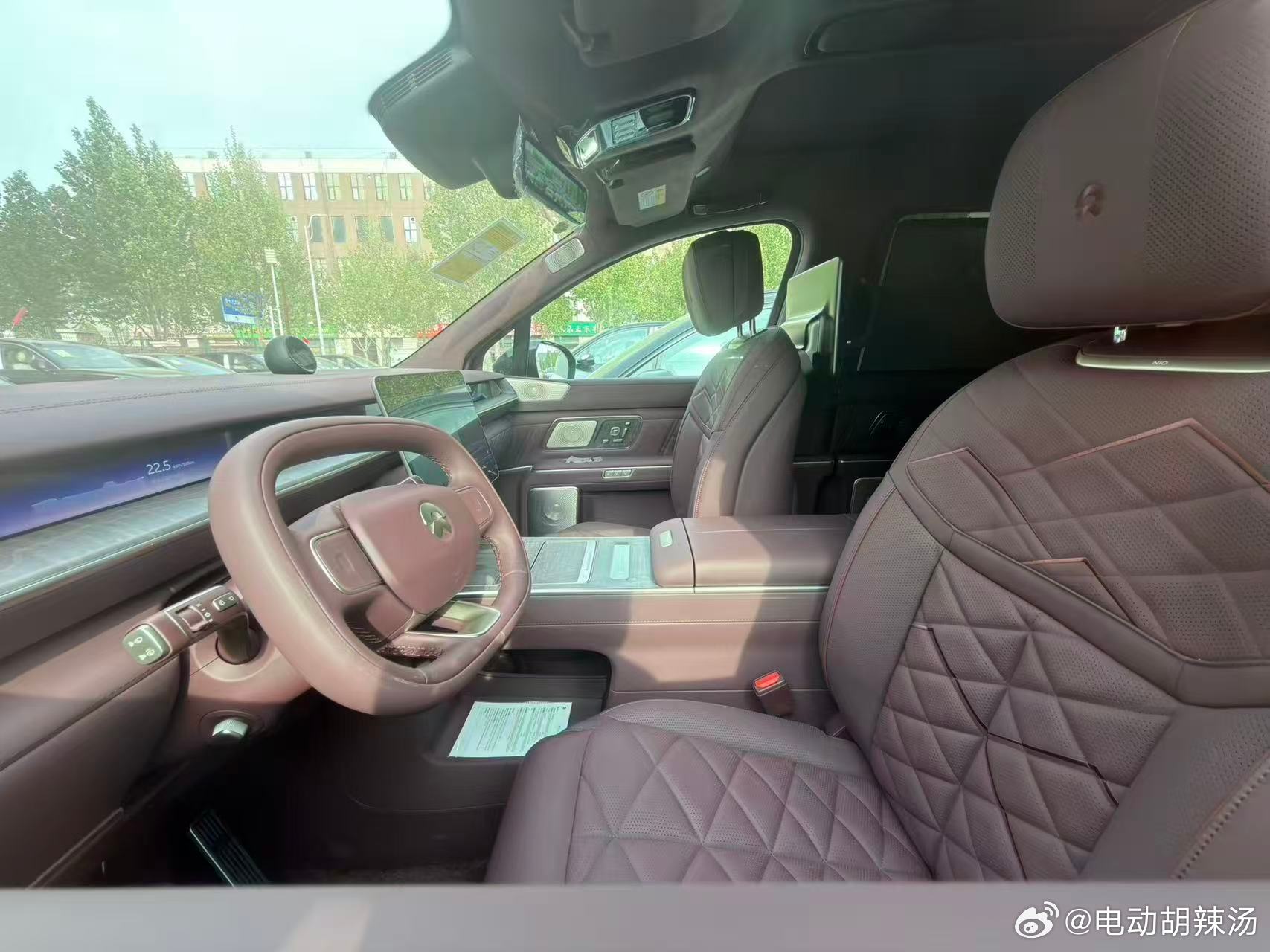 这么一对比我又觉得ES8更好看了，相对精致…这太长了…内饰就是老登油腻风，比问界