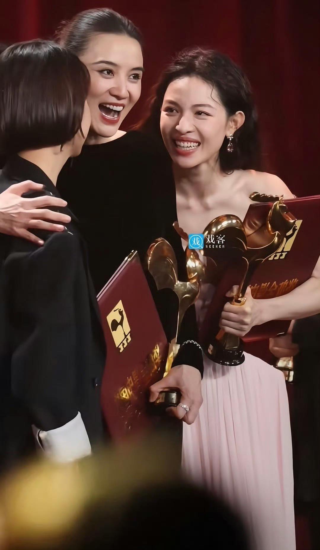 笑不活！《好东西》拿奖像“组团进货”，就差把金鸡奖搬空了家人们快看《好东西