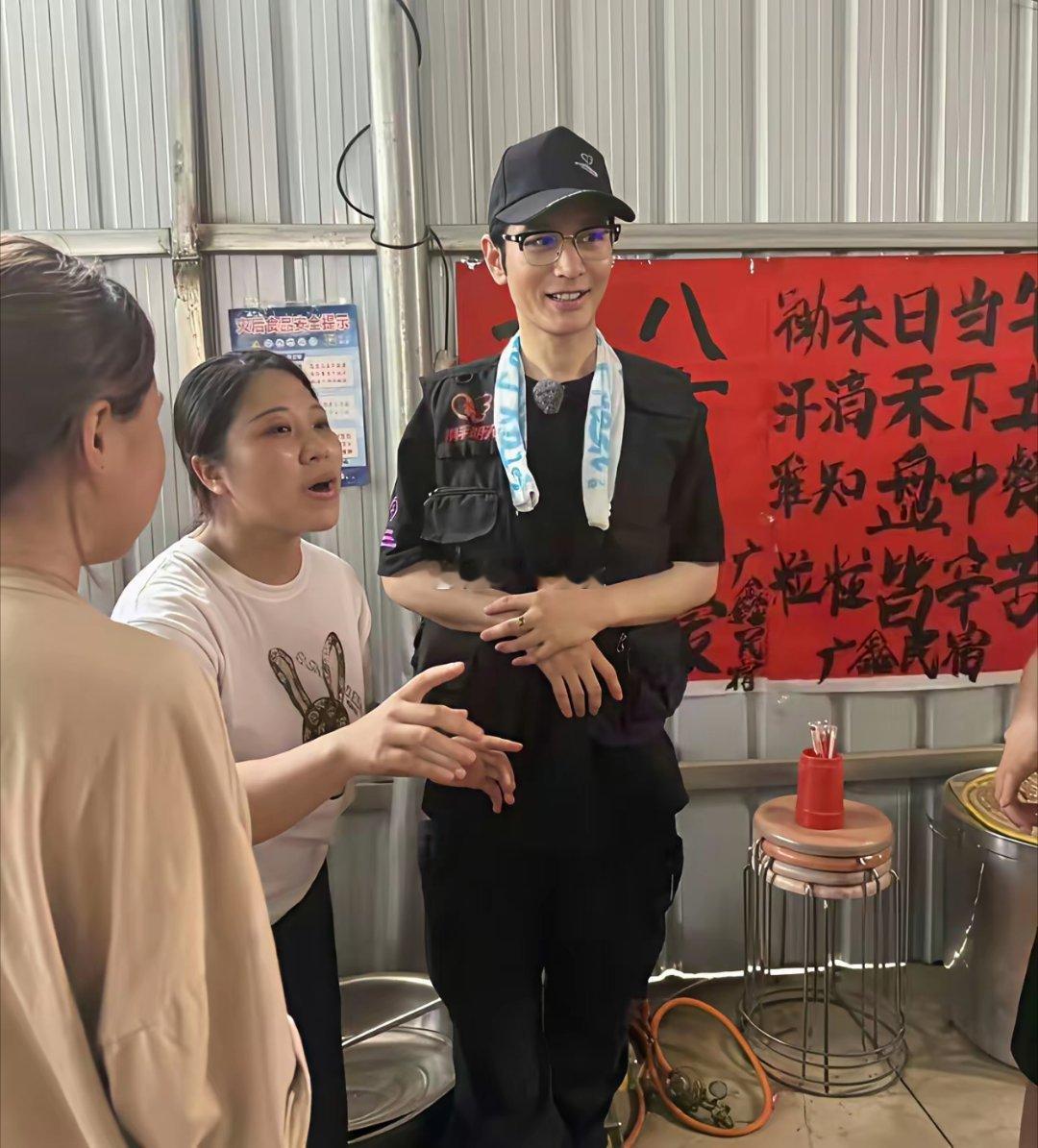 50岁黄晓明现身广西横州做公益，他穿着一身黑色制服