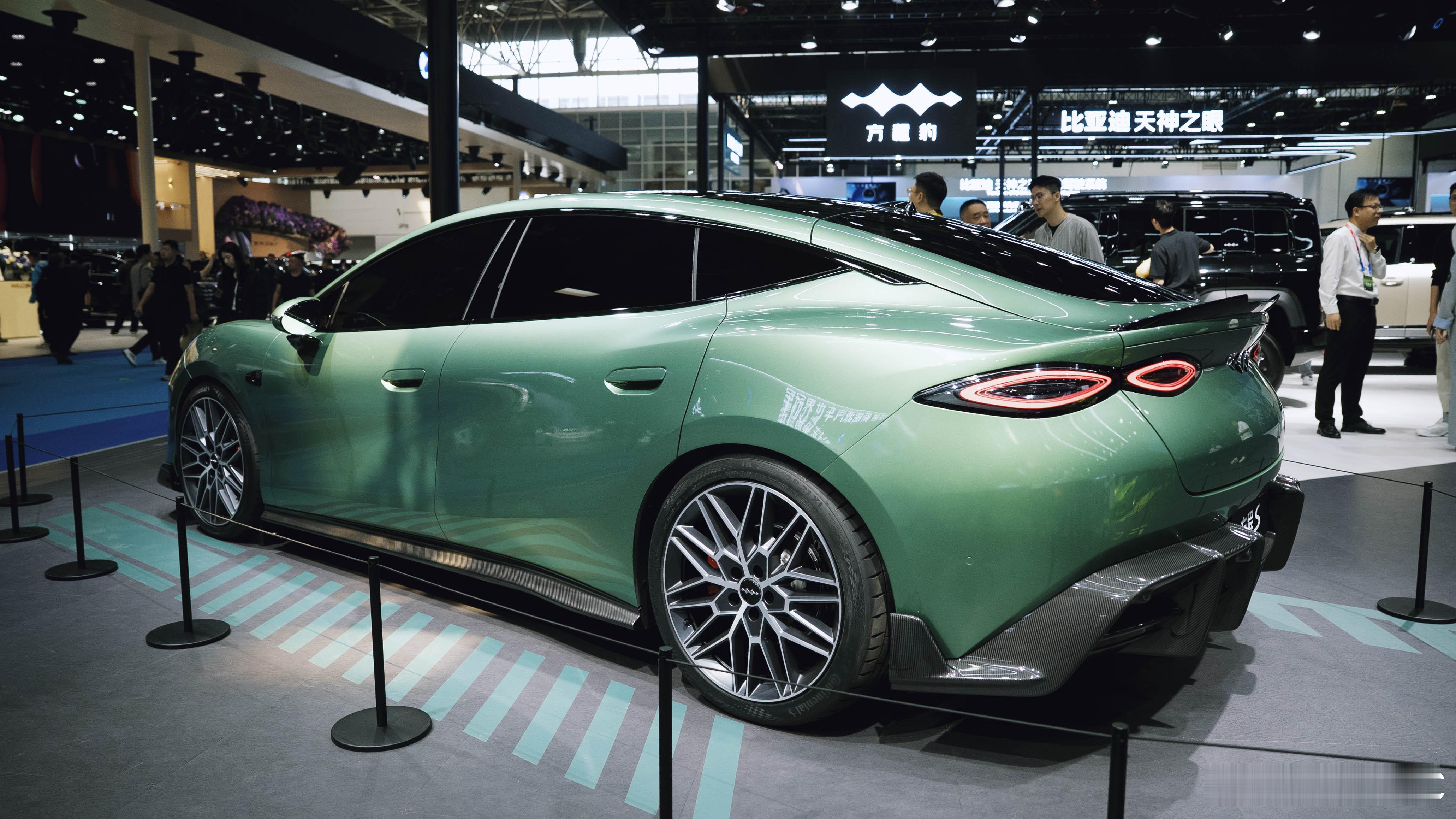 方程S不是单一的车型，是一整套个性轿车全场景出行解决方案。很多人问，主打硬派越野