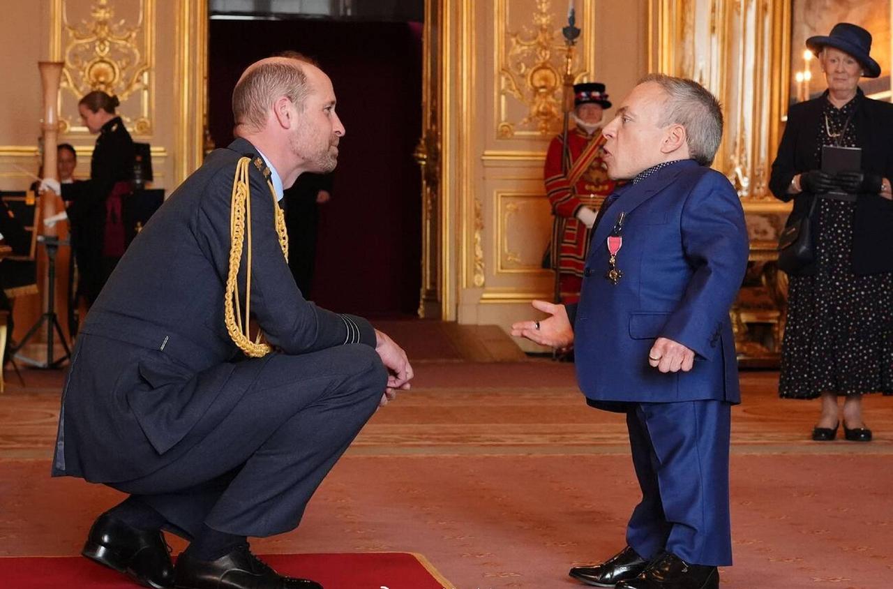 3月11日，威尔士亲王威廉王储代表父亲查尔斯国王在温莎城堡举行授勋仪式。虽然这