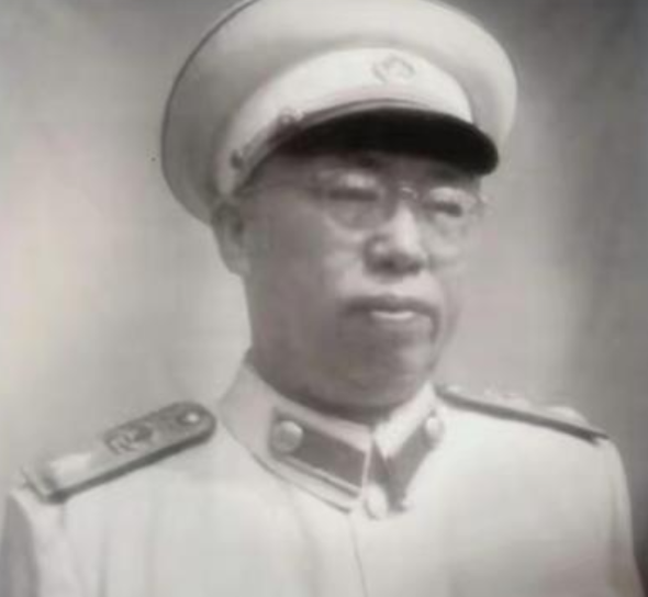 1942年，八路军战士在洗衣服，罗荣桓偶然路过，看到一名战士用石头当搓板，拿着衣