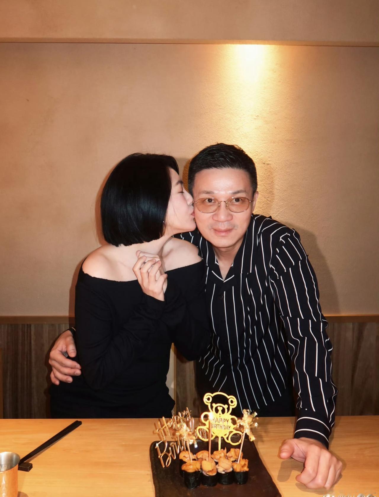 小S亲老公庆生照，镜头里小S主动贴近丈夫许雅钧，亲密贴面送上生日祝福，氛围温馨松