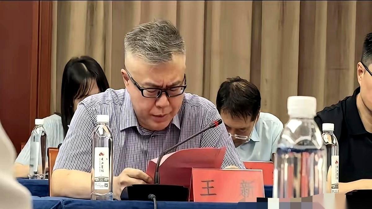 被股票套牢了怎么办？割肉？卸载软件装死？错。最高级的解套，是直接砸钱把这破公