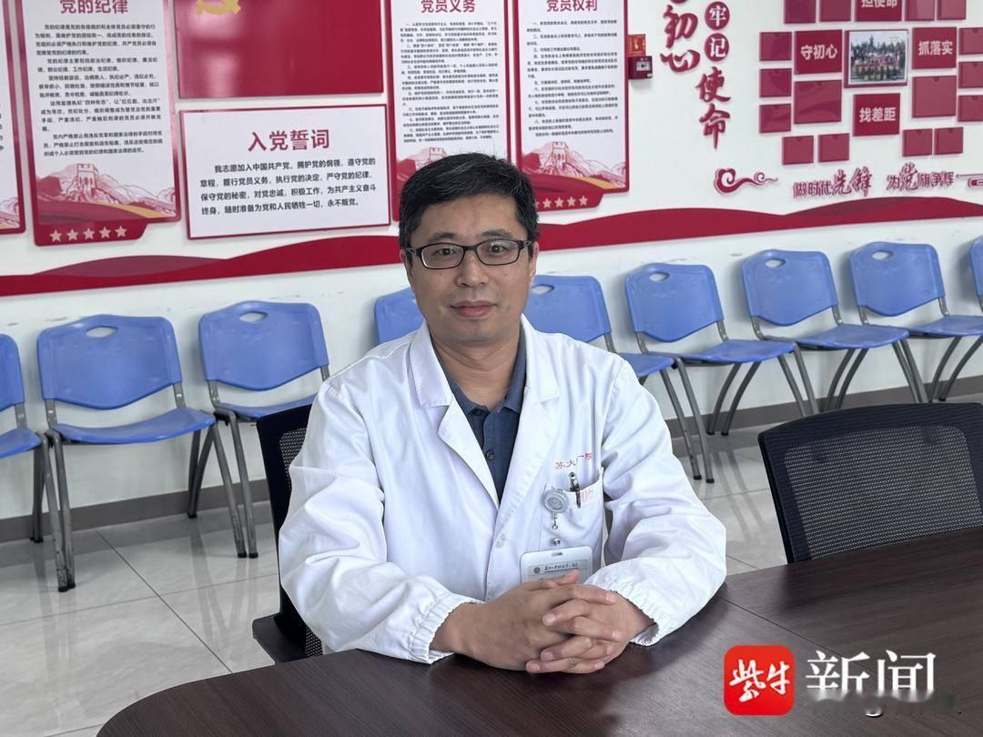 2025年，苏州医院，女儿戴口罩陪母亲看病，母亲检查结果一切正常。接诊医生却盯着
