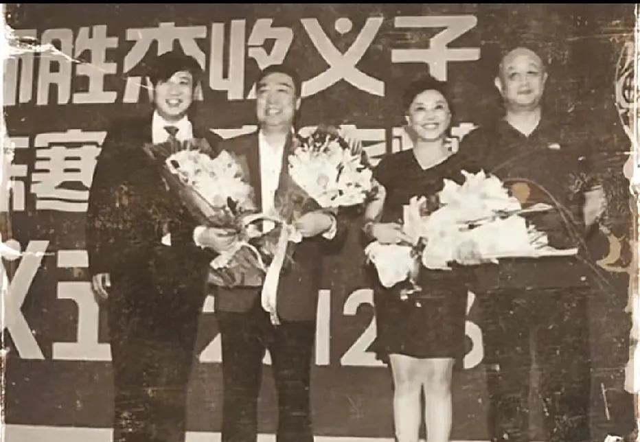 2012年，相声名家师胜杰收陈寒柏、高晓攀为义子时，在国贸大酒店舞台上的一幕，照