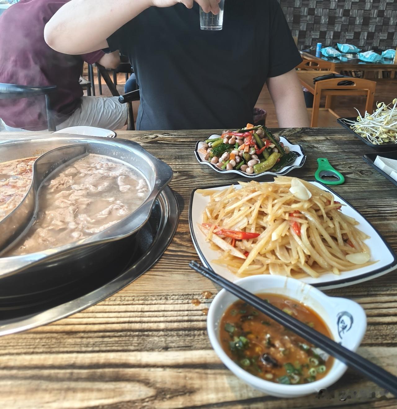 昨天吃饭又没花钱[捂脸哭]一个人去吃火锅，让老板又炒了一个土豆丝，弄了一个凉菜，