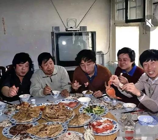 马季的儿子马东说，曾经，他们家是常年流水席，就是从早到晚，只要父亲在，都接待客人