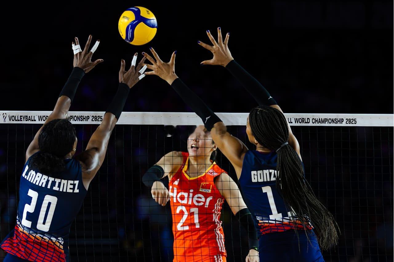 中国女排3-0多米尼加女排中国女排副攻高意7分（7扣4中0失误被拦、3拦）扣球成