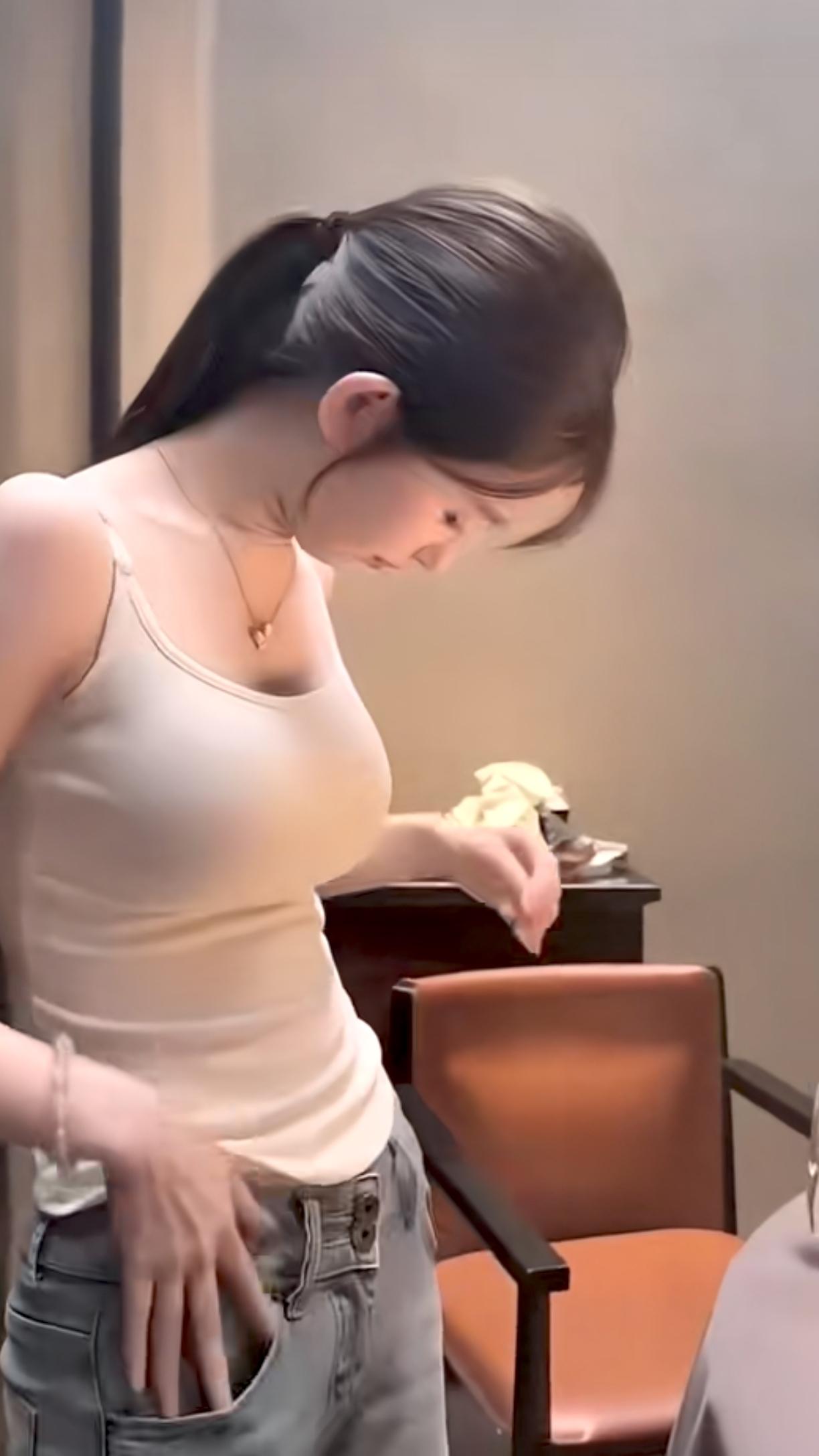 女孩在看啥呢？