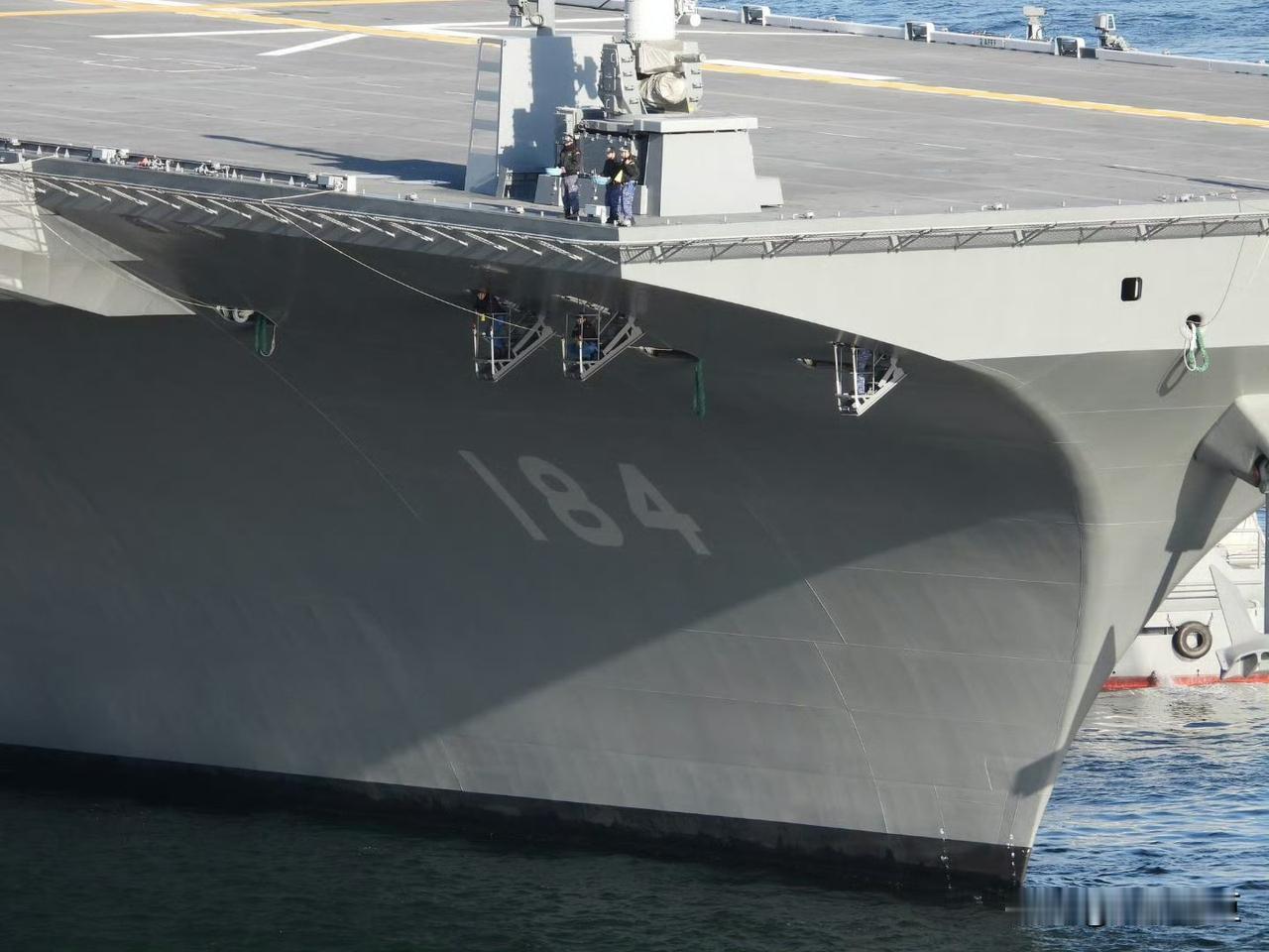 日本海自加贺号航母(DDH-184)舰艏的观察口，设计的还挺有意思，可开合的形式