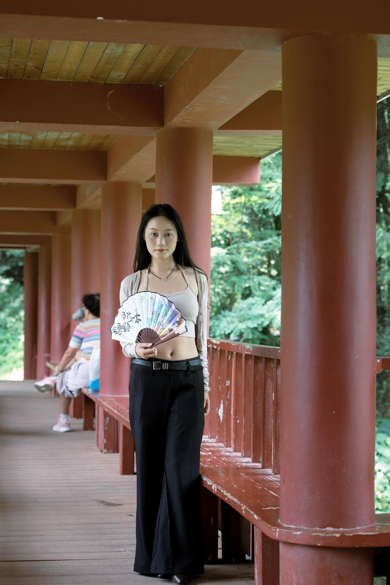 借一把折扇，在红柱长廊里慢度夏日时光🌿chic氛围感优雅三分穿搭自信感美