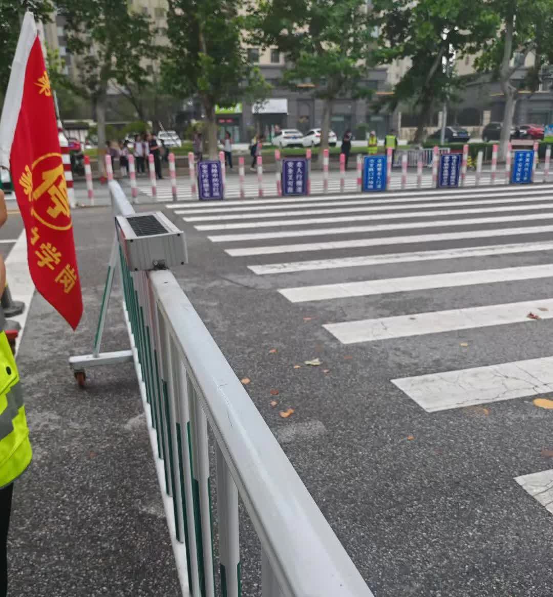 中午下班，快走到小区门口时，碰到路边一个操着外地口音的中年男子打招呼。我