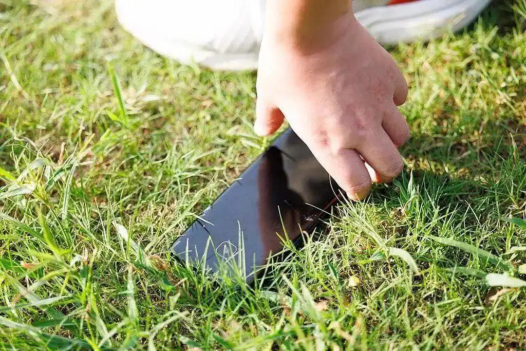 “这就是手欠的下场！”4月25日，河南郑州，一高三男孩，父母给他买了部7700元