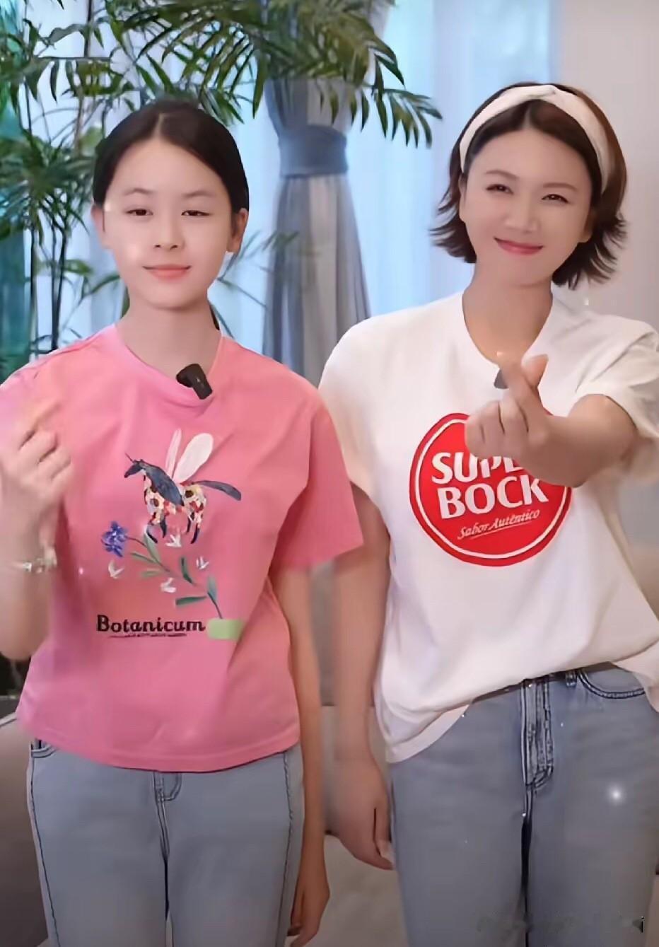43岁的曹曦文好美啊，这样看过去不知道比刘涛美到哪里去了，她留着标志性的短发，干