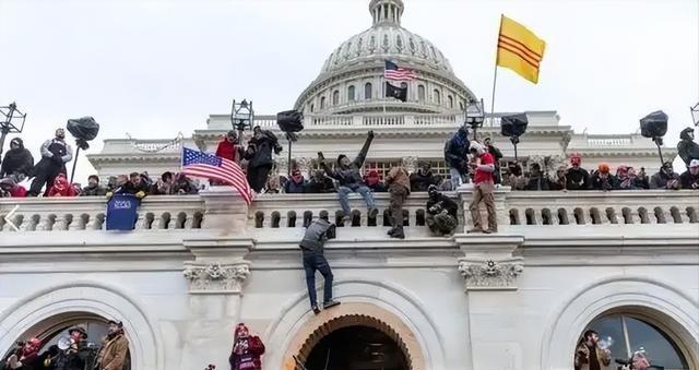 美国为何不担心自己国家发生革命？因为说白了，美国政府是真杀人，华尔街闹事的带头人