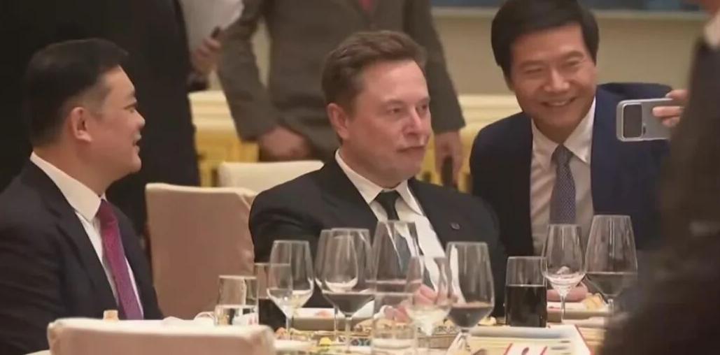 5月17日，埃隆·马斯克在社交平台转发了一张他和雷军的合影，配文来自网友Doge