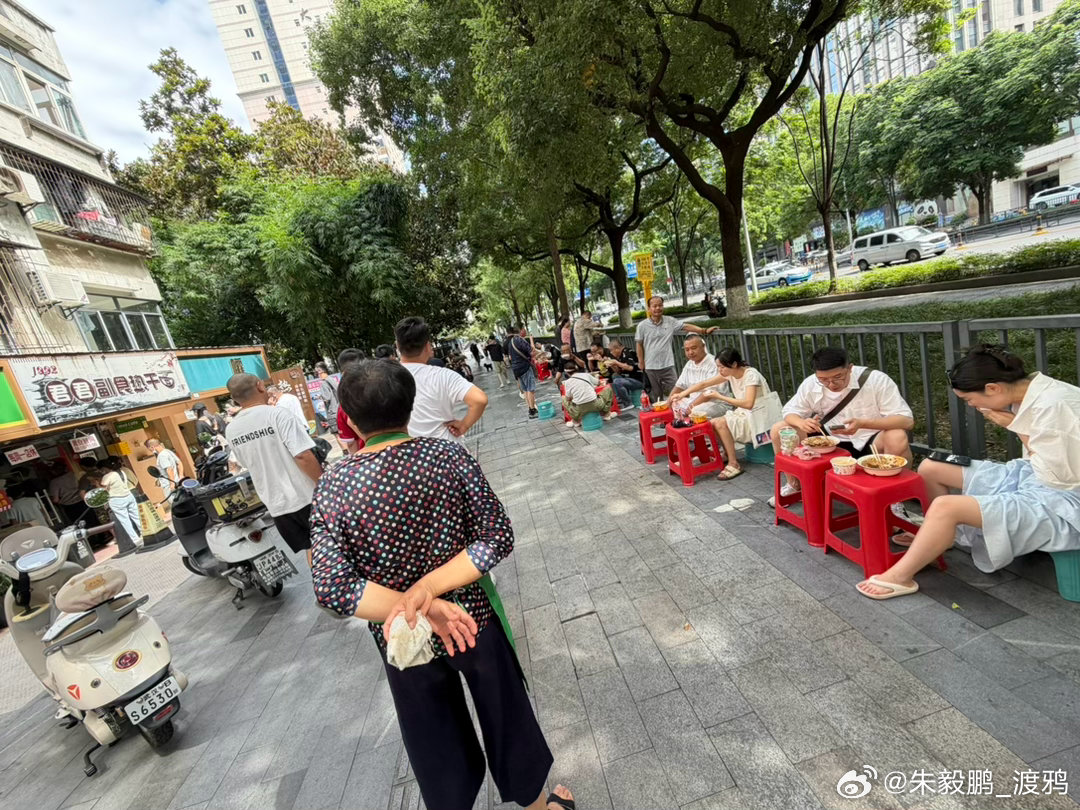 君君热干面就是我小时候最爱吃的那种热干面。碱面要粗，要硬，面心要夹生，不能给卤水