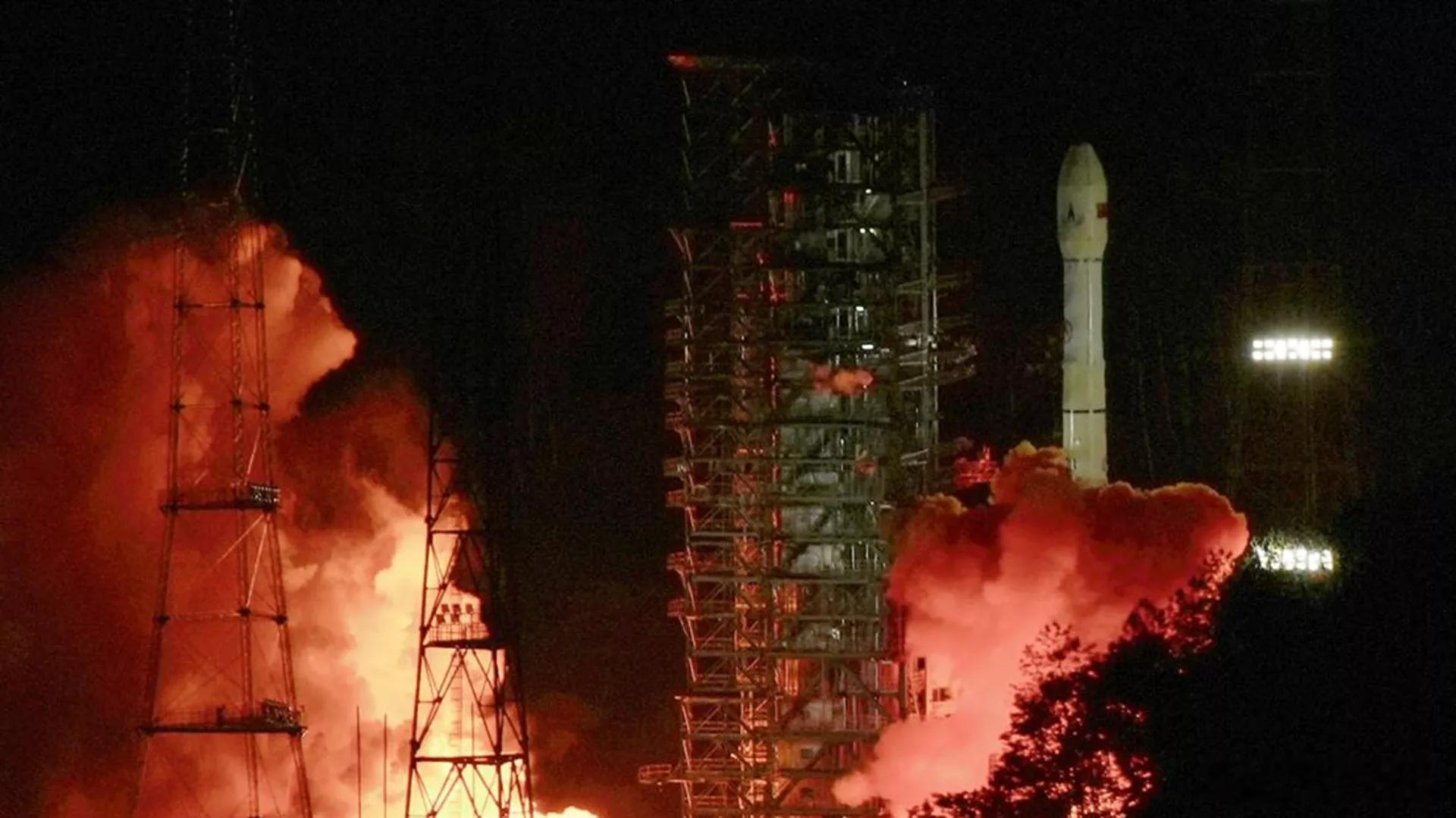 天问二号发射成功，让美国的“金穹计划”情何以堪？天问二号探测器是中国首个专门为小