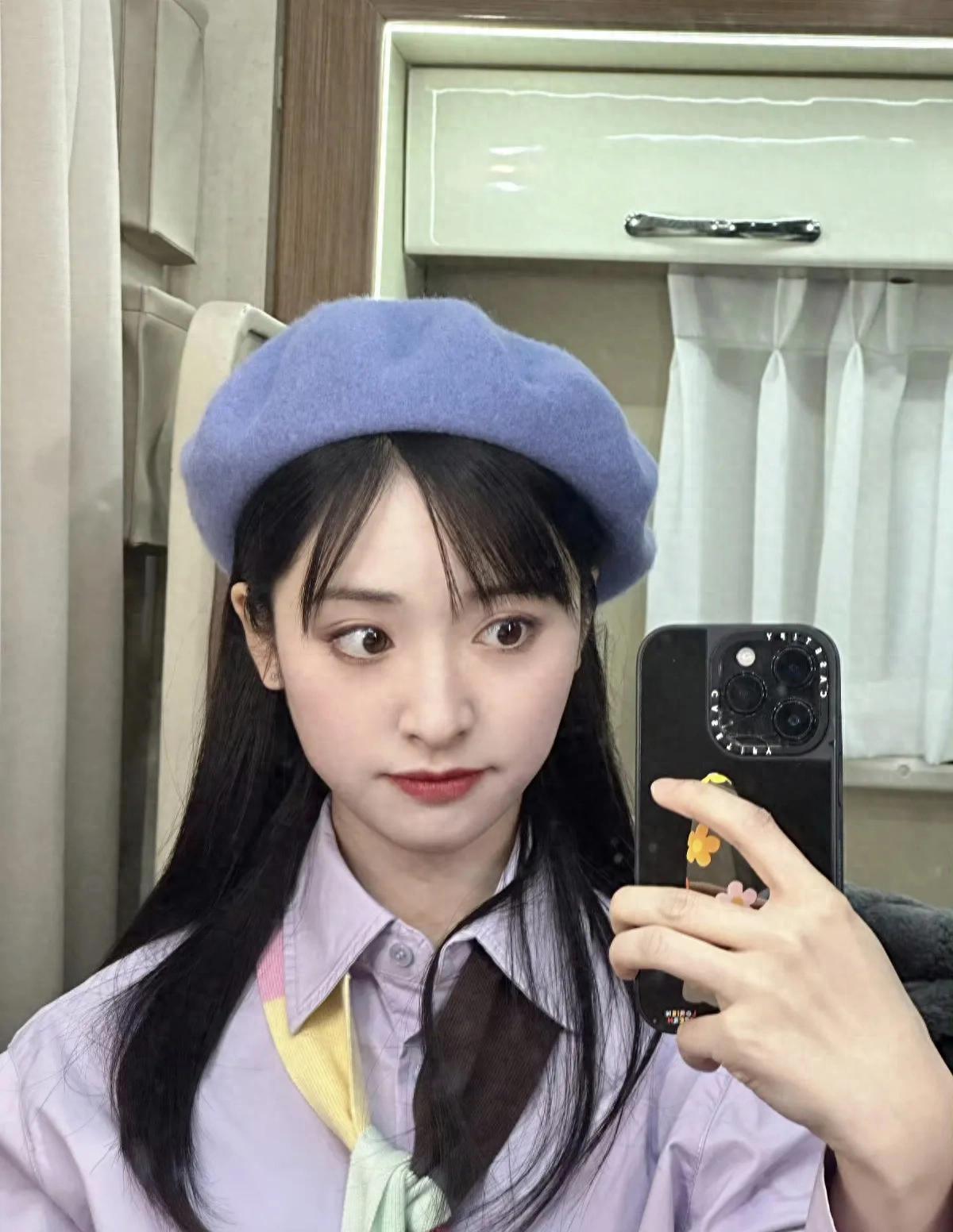 女星沈月呆萌自拍：靓丽可爱！