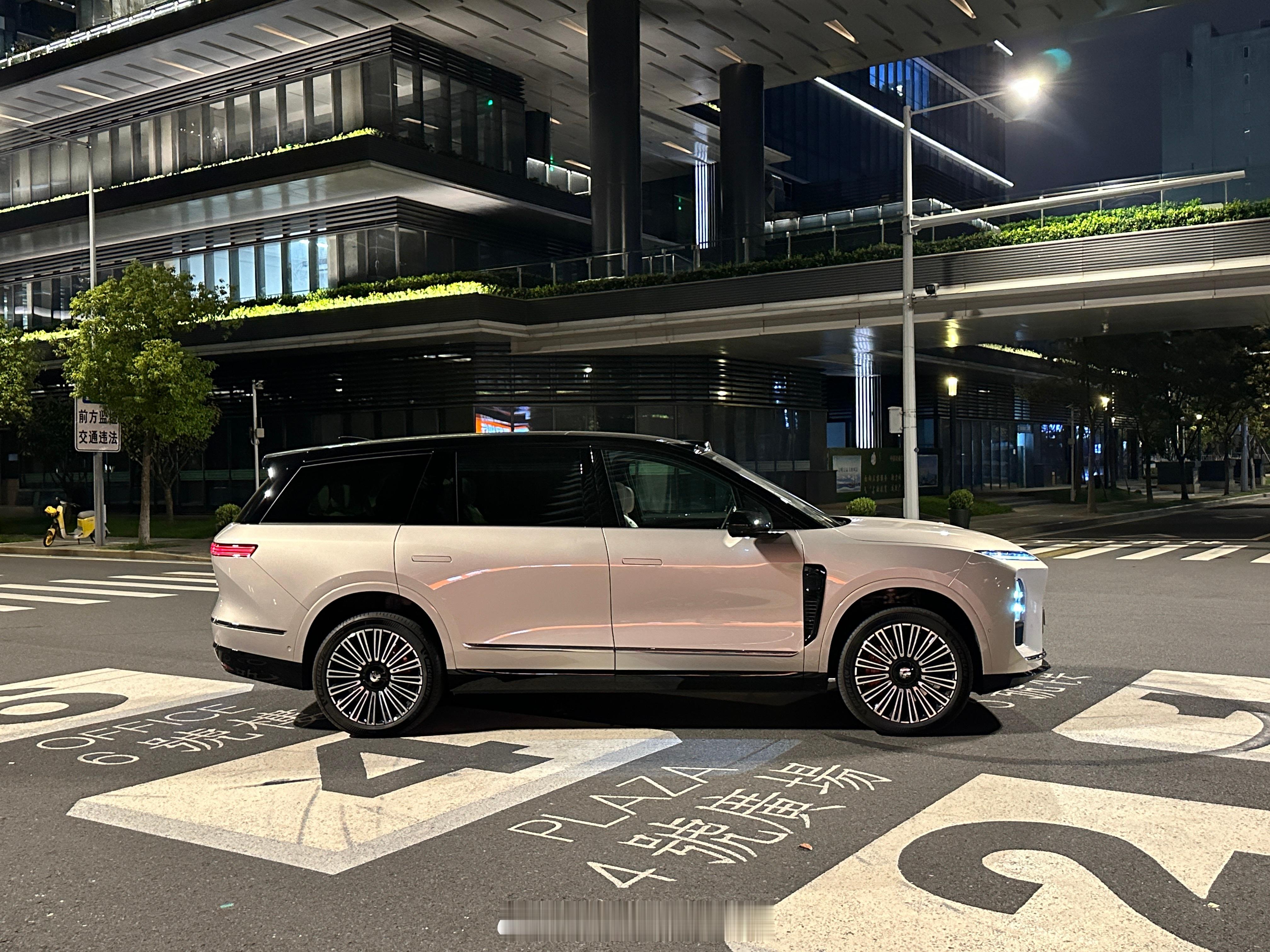 面对这扑面而来的都市豪华感,你还能抵抗吗?邹总买电车啦蔚来全新es8汽场全开