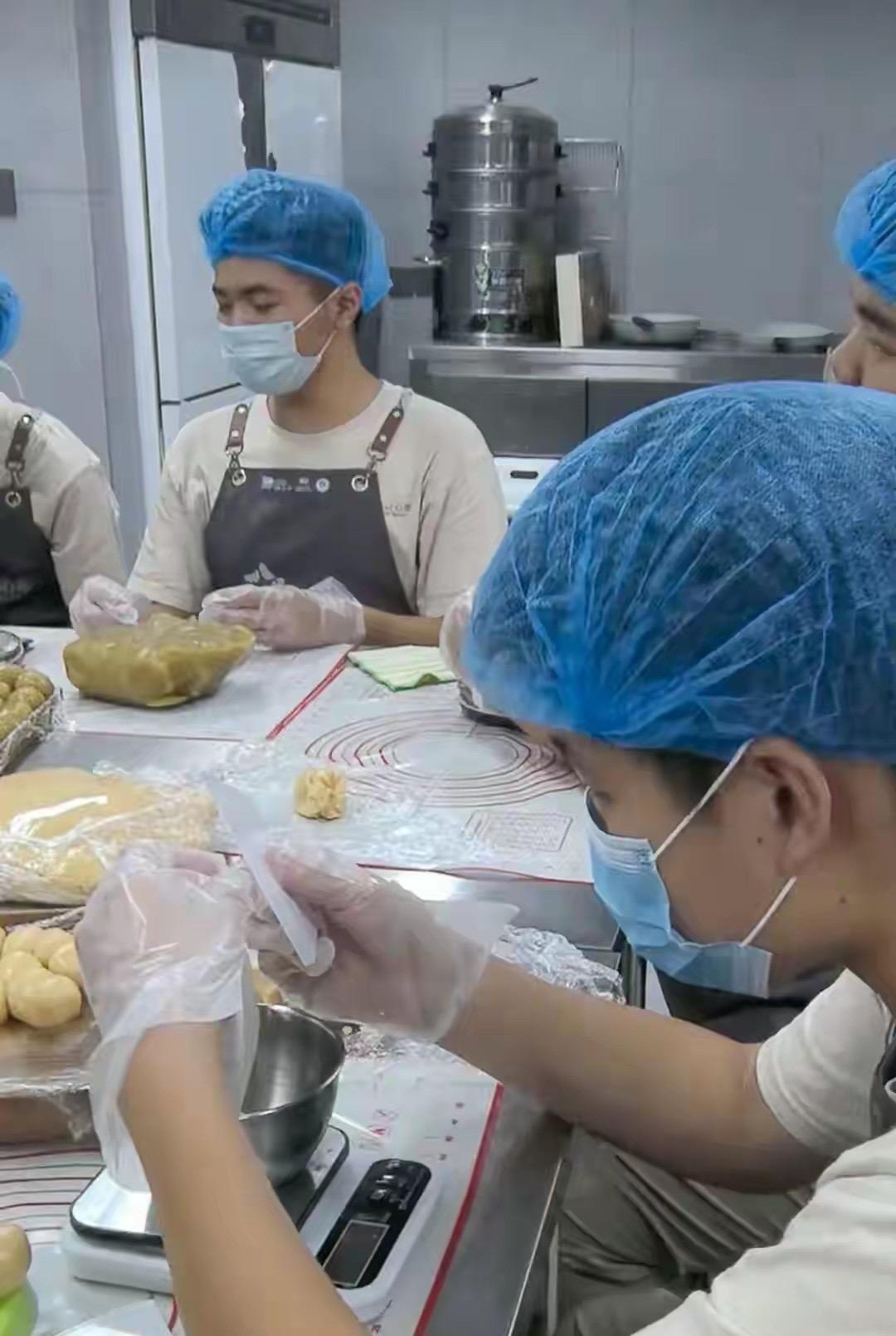 太缺德！福建一家孤独症机构节前接到200盒月饼订单，20多个孤独症孩子辛苦赶制，