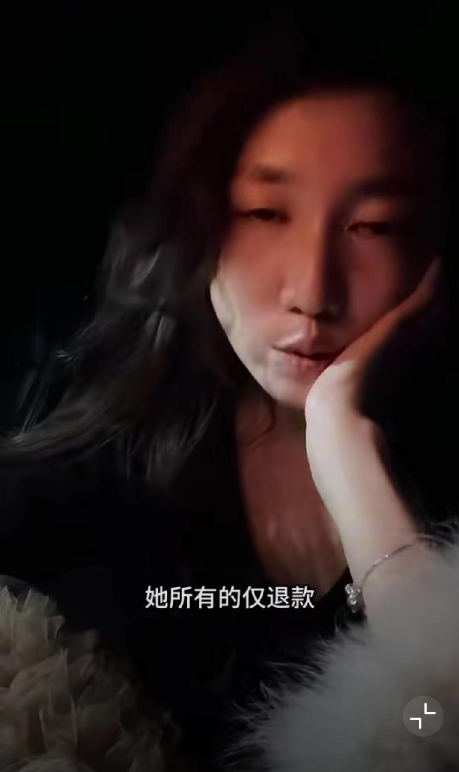 关于「仅退款诈骗」事件。我刚刚又去当事人DY上看了下。据其最新发声，当事